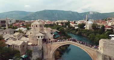 luchtfoto naar de oude brug, stari most in mostar via de rivier neretva, bosnië en herzegovina video