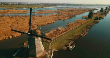 luchtfoto naar de windmolens bij kinderdijk, nederland video