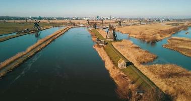 luchtfoto naar de windmolens bij kinderdijk, nederland video