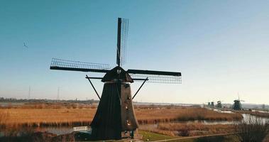 Flygfoto till väderkvarnarna i Kinderdijk, Nederländerna video