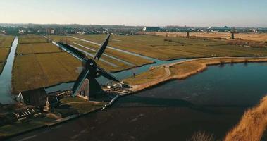 luchtfoto naar de windmolens bij kinderdijk, nederland video