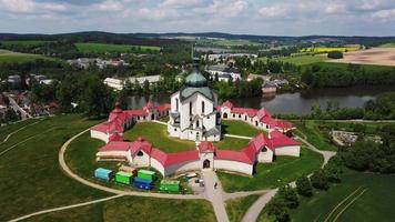 vista aérea de la iglesia de peregrinación o st. juan de nepomuceno en zelena hora video