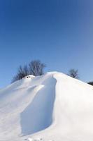 colina cubierta de nieve foto