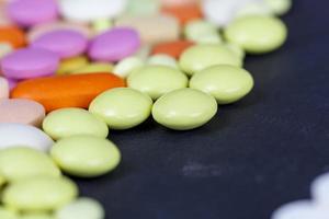 tabletas y pastillas de varios colores foto