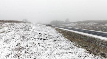 colina del camino de invierno foto