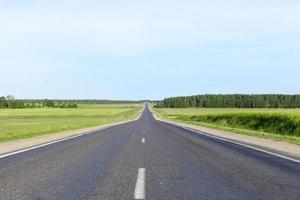 carretera asfaltada y cielo foto