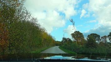 vue accélérée du pare-brise d'une voiture rapide traversant une forêt d'automne colorée video