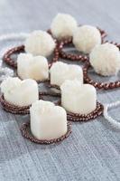 chocolates en forma de corazón con caramelos en copos de coco de perlas