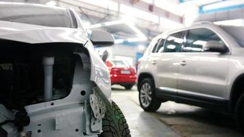 différentes voitures debout dans un garage - service automobile video