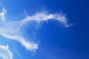 nubes - las nubes blancas ubicadas en el cielo. hora del día foto