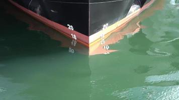 vista de cerca en la parte delantera de un barco con reflejos de agua cáusticos de la luz del sol video