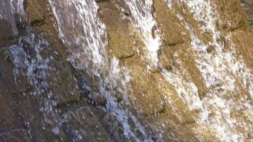 surface d'eau en mouvement reflétant la lumière du soleil dans une fontaine trouvée en allemagne. video