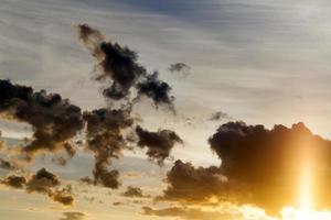 el cielo al atardecer foto