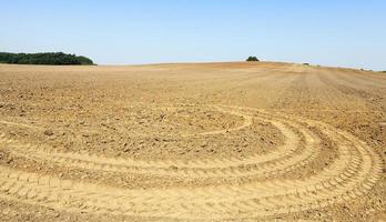 tierra arada, un campo foto