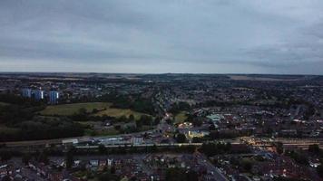 vista aérea de alto ángulo del tren en las vías de la estación de tren leagrave luton de inglaterra reino unido video