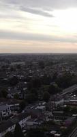 magníficas imágenes aéreas vista de ángulo alto del paisaje urbano y el paisaje de inglaterra imágenes de drones de gran bretaña video