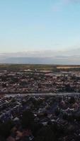 hermosa vista aérea vertical de gran ángulo del paisaje urbano de inglaterra gran bretaña video