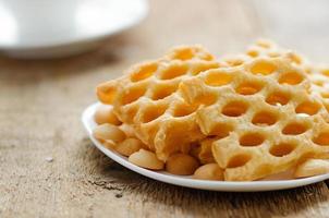 muchas galletas en la mesa de madera foto