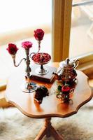 rosas en una mesa en candelabros foto