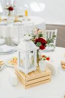 hermosas flores en la mesa en el día de la boda foto