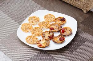 muchos tipos diferentes de galletas yacen en un plato foto