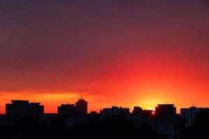 silueta de la ciudad al atardecer. paisaje urbano al amanecer. foto