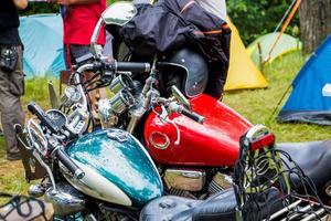 festival de motos al aire libre de verano, motos en el fondo de la naturaleza, moto camping - 8 de julio de 2015, rusia, tver. foto