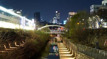 vista nocturna del arroyo cheonggyecheon, jongno-gu, seúl, corea foto