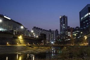 vista nocturna del arroyo cheonggyecheon, jongno-gu, seúl, corea foto