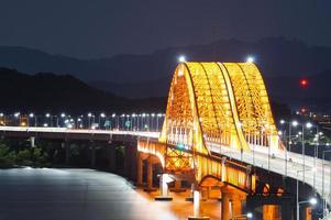 vista nocturna del puente banghwa en seúl, corea foto