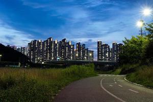 vista nocturna de la ciudad de anyang, gyeonggi-do, corea foto