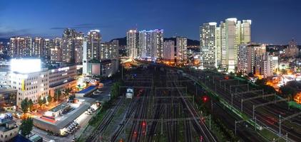 trenes en yongsan-gu, seúl, corea foto