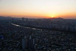 la vista de la puesta de sol desde aquí está fuera de la vista. foto