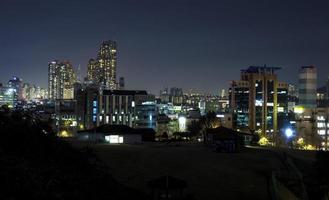 vista nocturna del apartamento en seocho-gu, seúl, corea foto