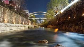 vista nocturna del arroyo cheonggyecheon, jongno-gu, seúl, corea foto