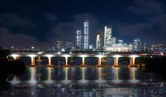 vista nocturna del edificio de la asamblea nacional en yeouido, seúl, corea del sur foto