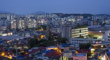 vista nocturna de hyehwa-dong, seúl, corea foto