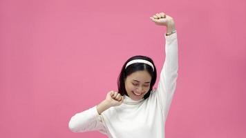 mujer asiática sonriendo y dando pulgares hacia arriba con alegría y emoción. foto