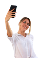 retrato de una mujer joven y atractiva haciendo una foto selfie en un smartphone con un fondo transparente png