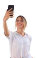 retrato de una mujer joven y atractiva haciendo una foto selfie en un smartphone en un edificio de oficinas moderno con un fondo transparente png