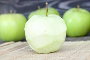 manzana verde madura pelada foto