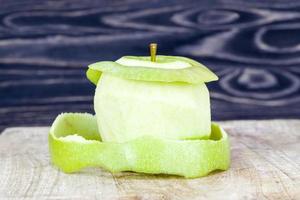 manzana verde pelada foto