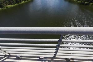 vallas de acero en la carretera para garantizar la seguridad de los coches foto