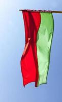 bandera del estado bielorruso en un cielo azul foto