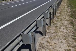 vallas de acero en la carretera para garantizar la seguridad de los coches foto