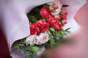 ramo de regalo con rosas rojas y claveles rosas foto