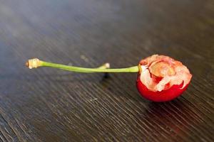 la mitad de cerezas jugosas rojas foto