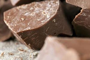 dividido en pedazos un trozo de chocolate de cacao foto