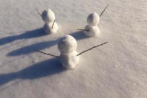 juegos en la nieve con la creación de varias figuras de muñecos de nieve foto