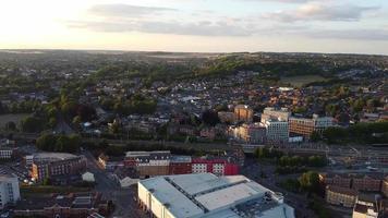 Hochwinkelaufnahmen der Innenstadt von London Luton und Luftaufnahme des Bahnhofs und des Zuges auf Gleisen video